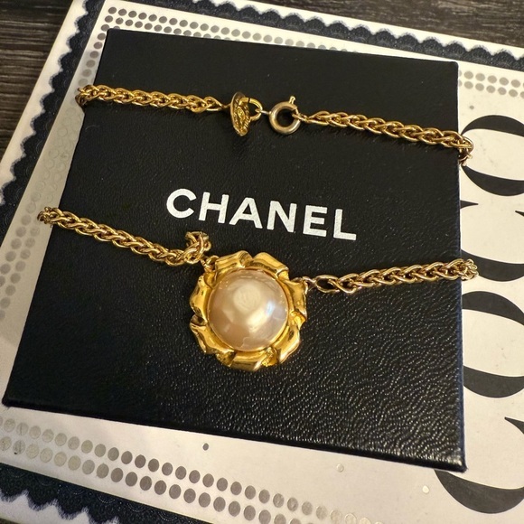 CHANEL Vintage Faux Pearl Gold Pendant Collar Necklace